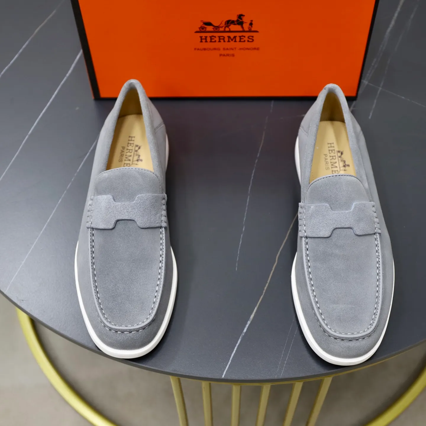 Ex-factory price: 540💰Hermès/Hermès slip-on men's shoes. This shoe is made of imported cow suede leather, with simple and smooth lines, and a 3CM rubber foam ultra-light sole combined with aerodynamic design! Youthful and fashionable, H button decoration, contrasting leather embellishment on the heel, calf lining to gently wrap your feet, with embossed logo cowhide feet, leather rock strips, casual and urban style, highlighting youthful vitality, sports and leisure version, super versatile Size number: 38-39-40-41-42-43-44 Standard leather shoe size (45 can be customized but does not support returns)